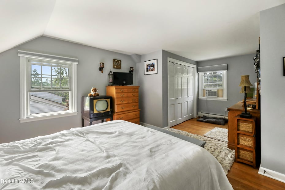 61 Patricia Ave Photo 24