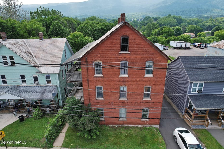 16-18 North Summer St Photo 4