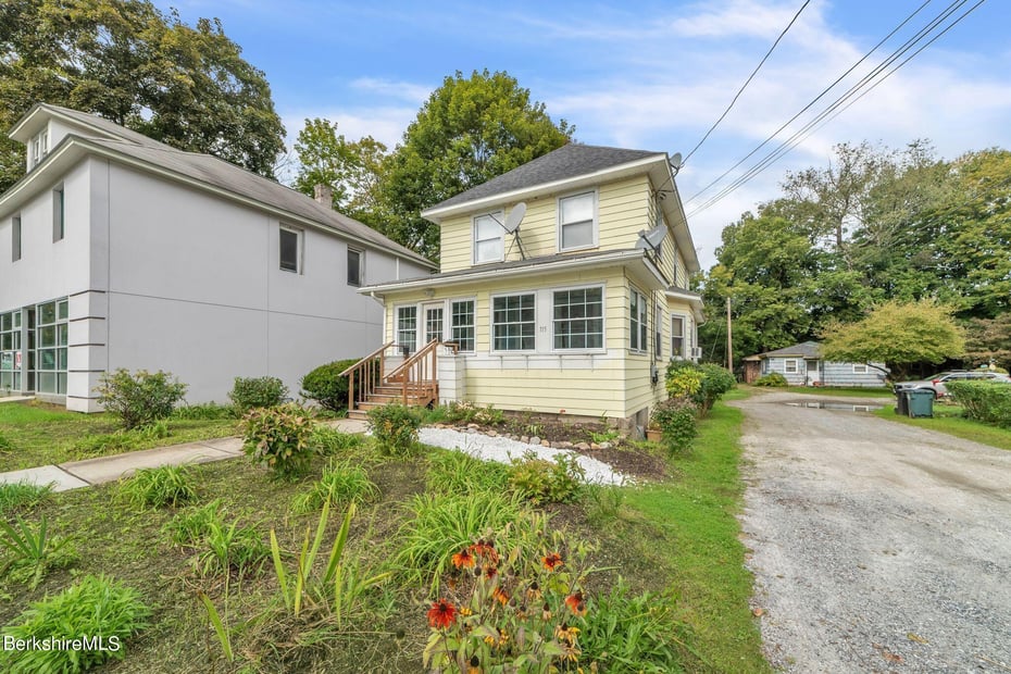 115 Bridge St Photo 3