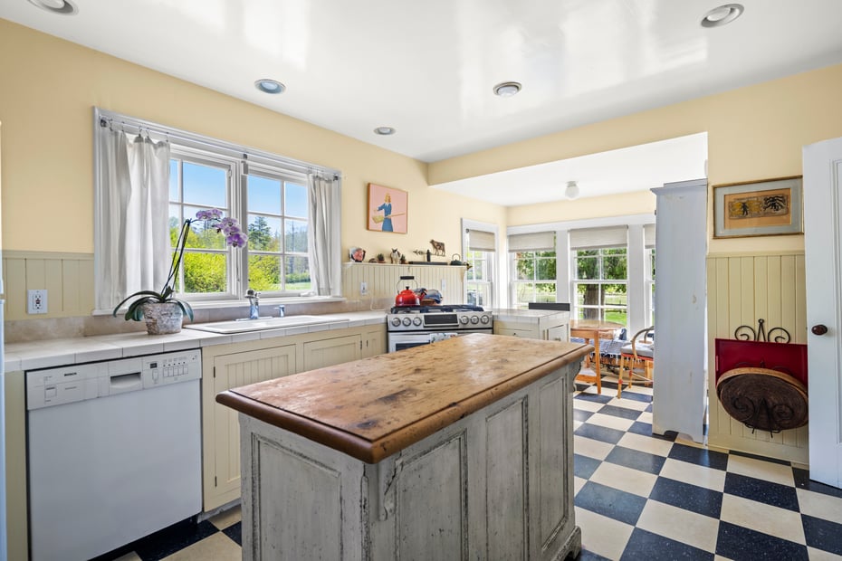 18 Brewster Road Photo 12