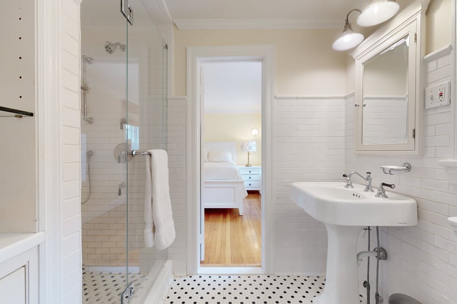 126 King Street West Photo 42