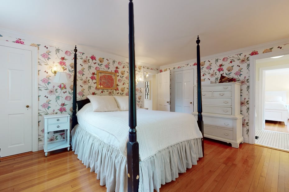 126 King Street West Photo 44