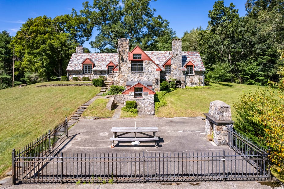 366 Litchfield Road Photo 10