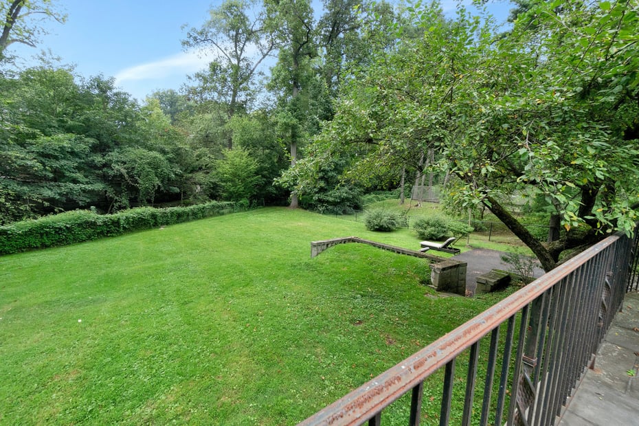 330 Wilmot Road Photo 30