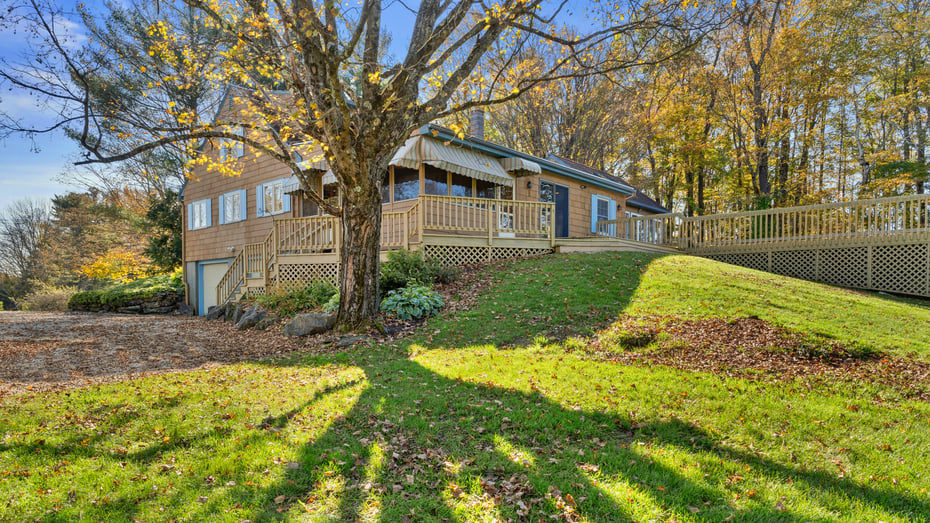 395 Churchill St Photo 5