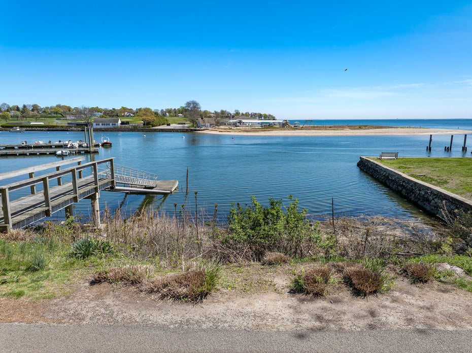 1060 Harbor Road Photo 4
