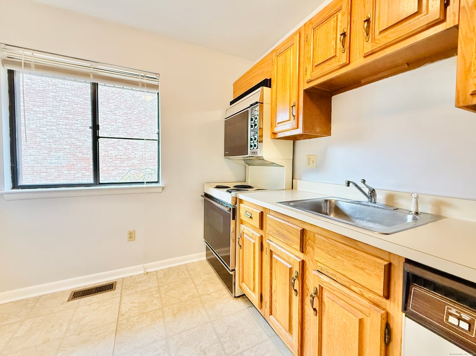 2437 Bedford Street  #C19 Photo 13