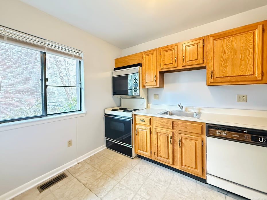 2437 Bedford Street  #C19 Photo 14