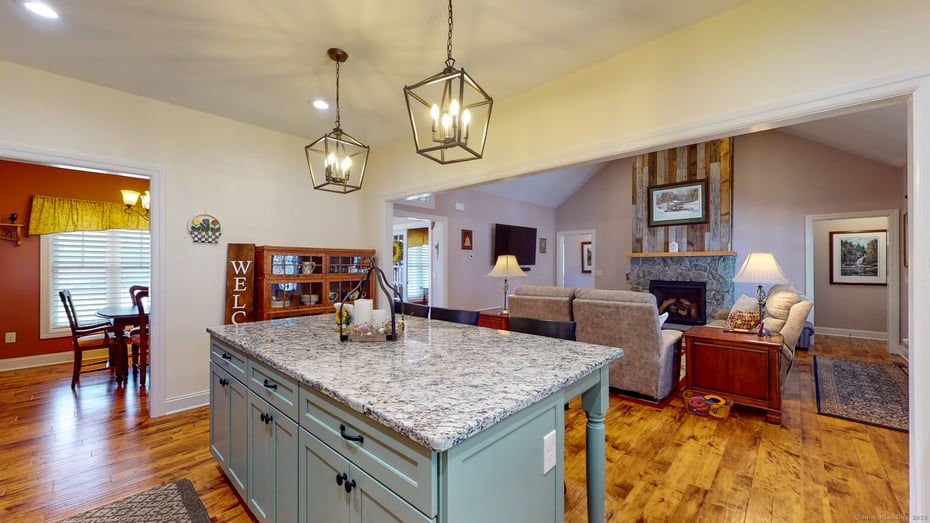 469 Forsyth Road Photo 6