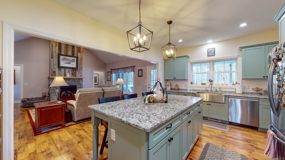 469 Forsyth Road Photo 7