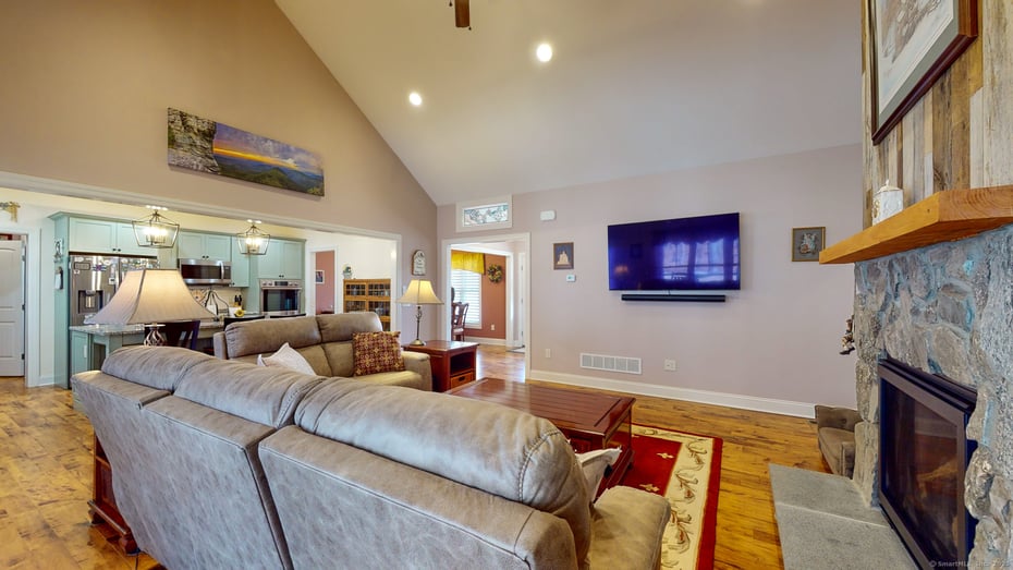 469 Forsyth Road Photo 8