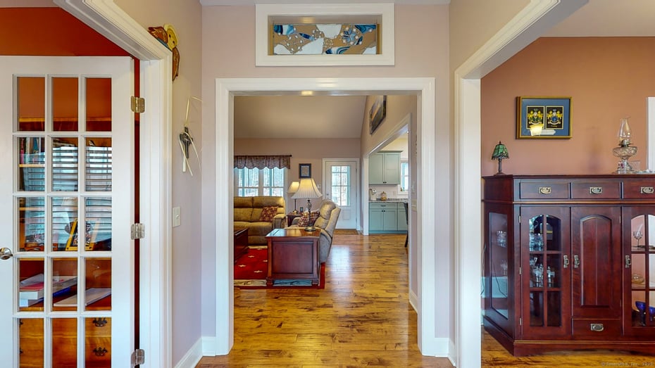 469 Forsyth Road Photo 9