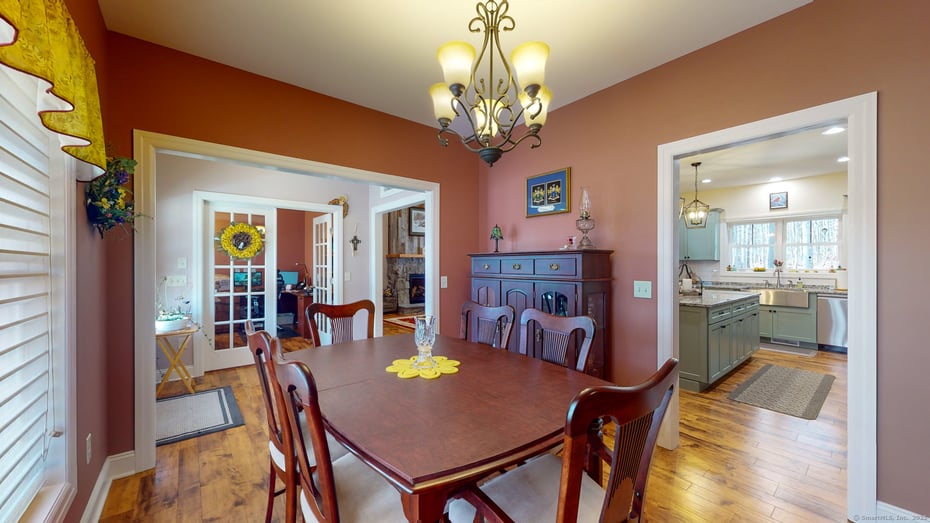 469 Forsyth Road Photo 10