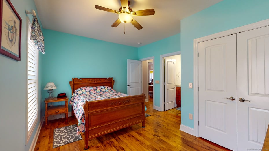 469 Forsyth Road Photo 16
