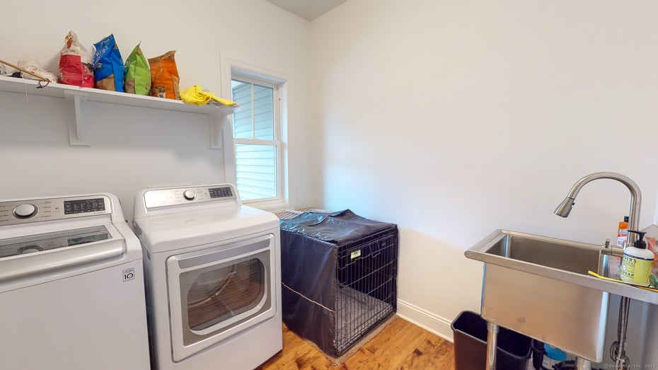 469 Forsyth Road Photo 17