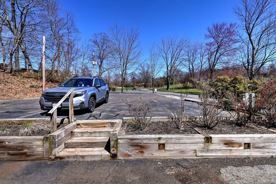 284 Racebrook Road Photo 25