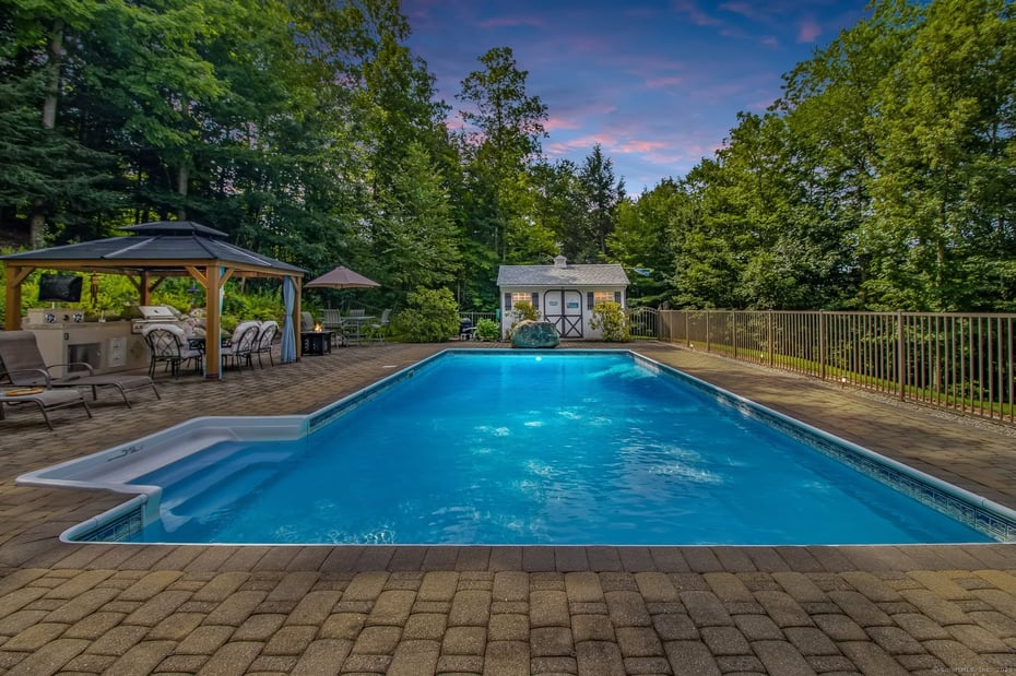 93 Oakwood Drive Photo 5