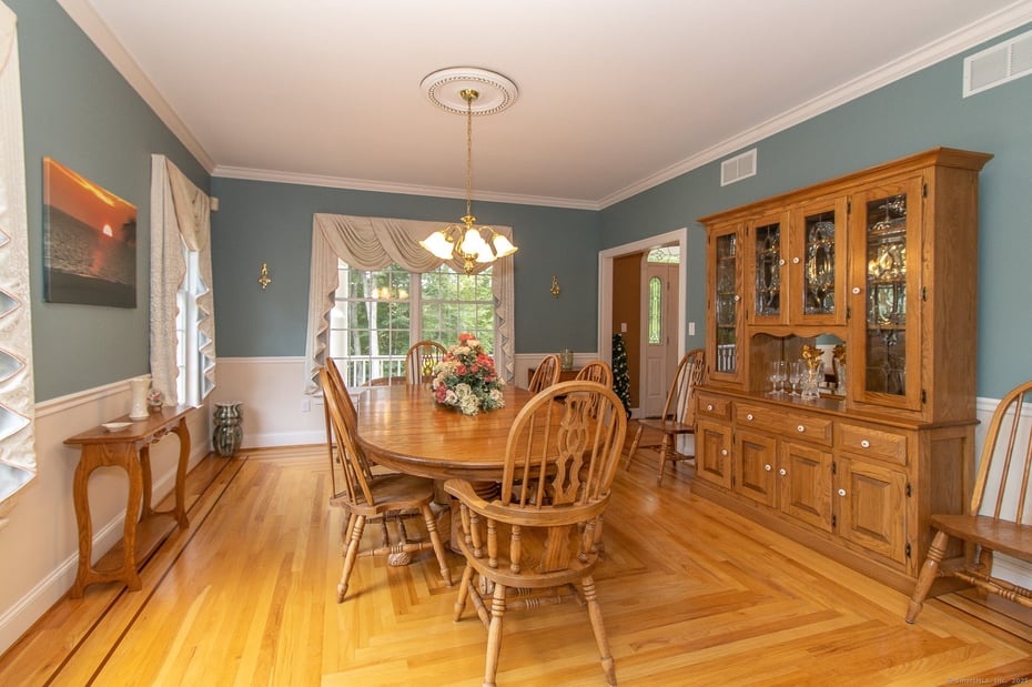 93 Oakwood Drive Photo 8