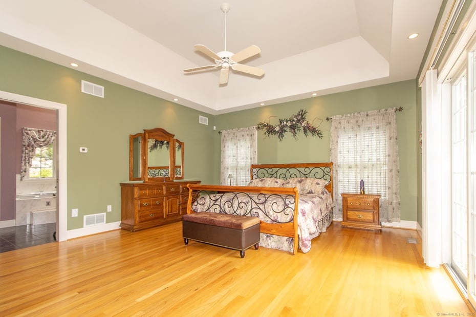 93 Oakwood Drive Photo 17