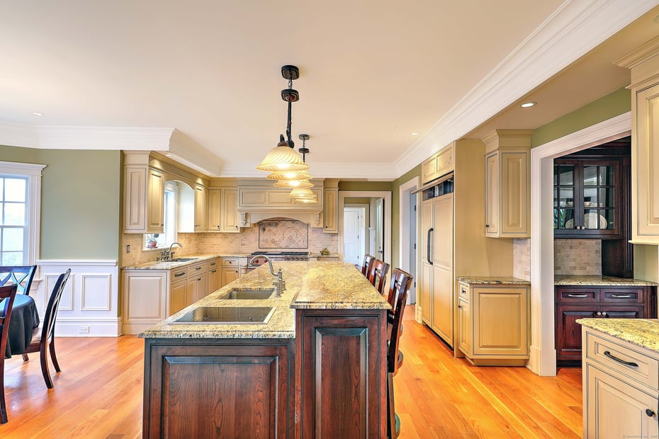 84 Mustang Drive Photo 9
