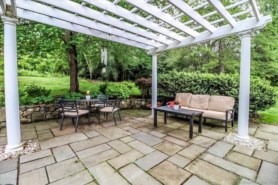 11 Wendover Road Photo 37
