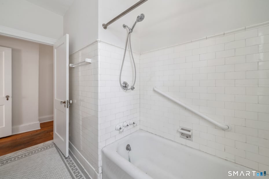 781 Farmington Avenue Photo 20