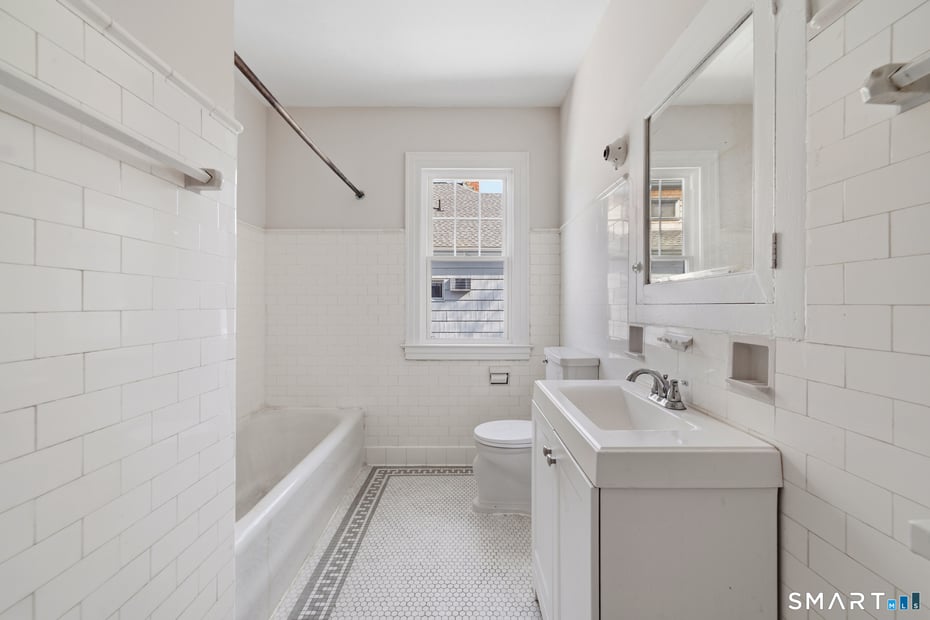 781 Farmington Avenue Photo 32