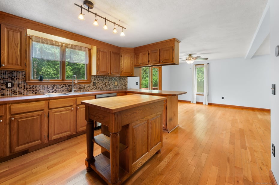 810 West Road Photo 17