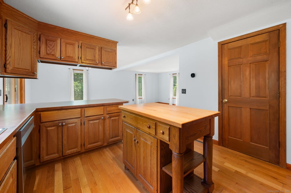 810 West Road Photo 18