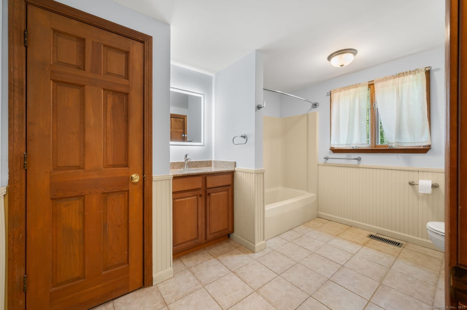 810 West Road Photo 19
