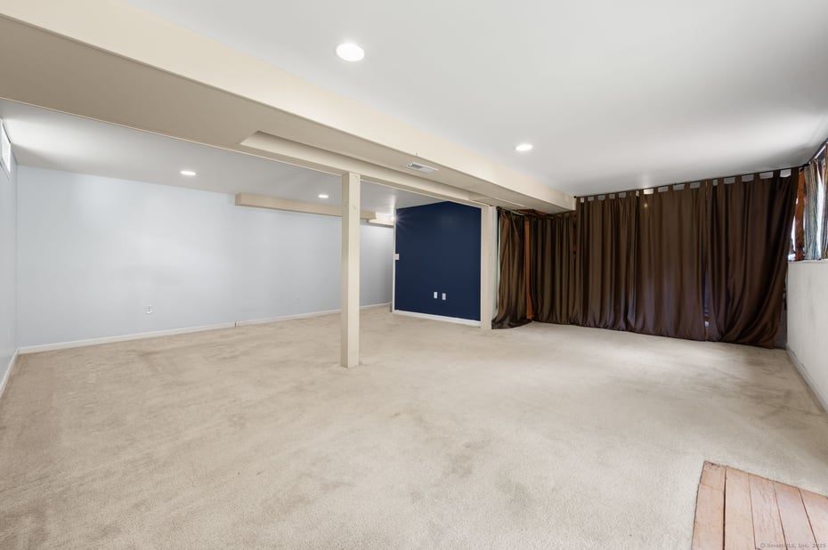 810 West Road Photo 32