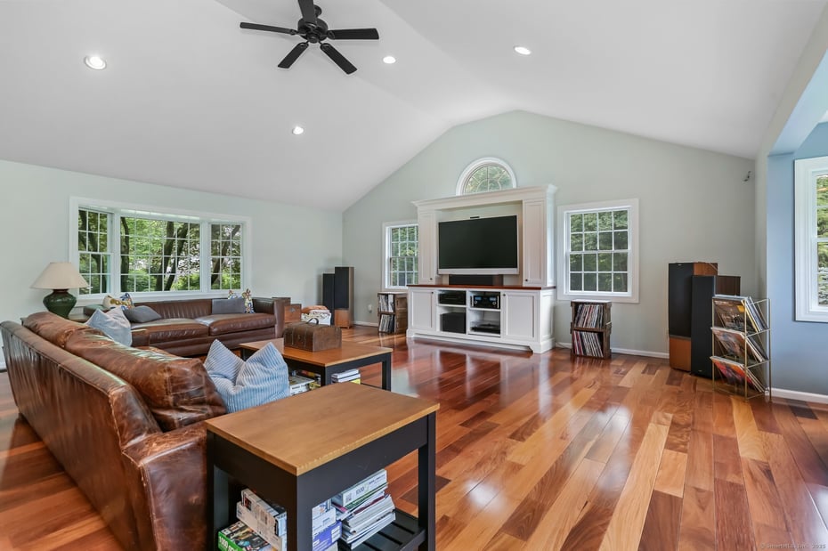101 Golden Hill Street Photo 14