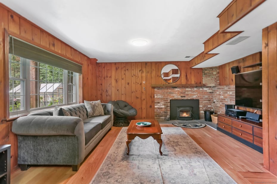 101 Golden Hill Street Photo 18