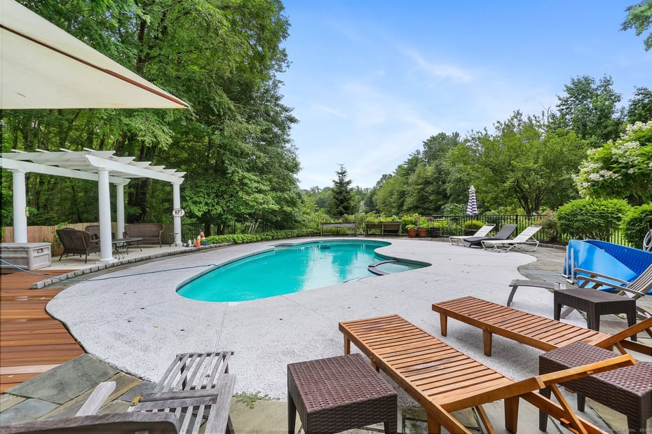 101 Golden Hill Street Photo 32