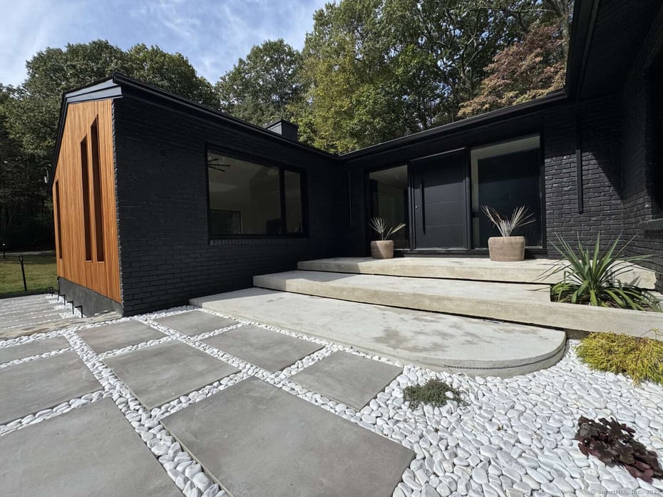 11 Coachman Lane Photo 2