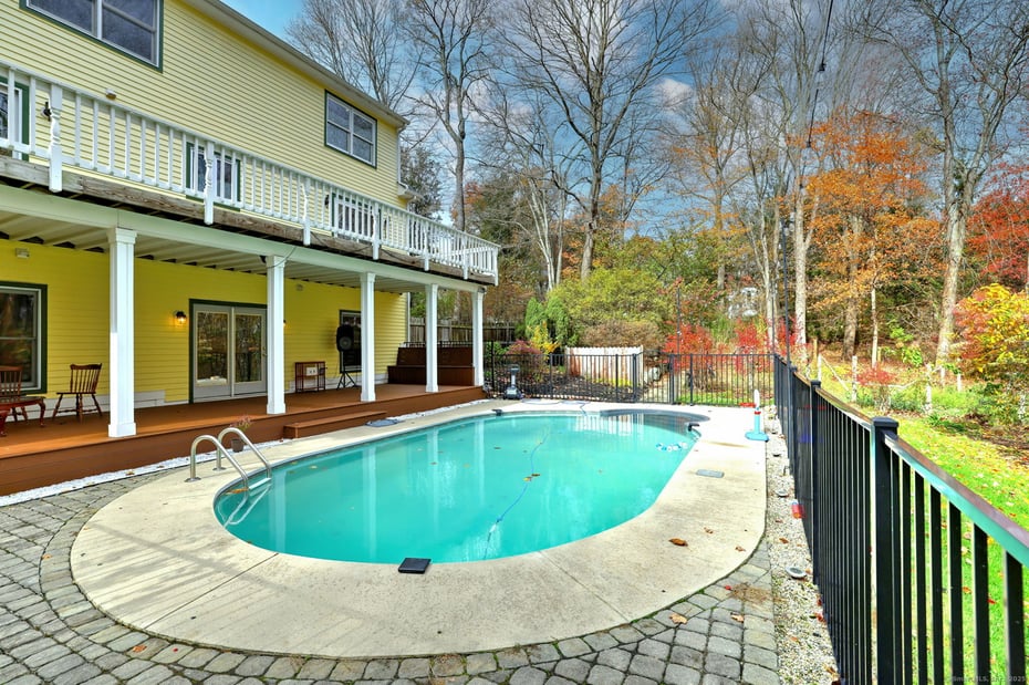 920 Green Circle Photo 5