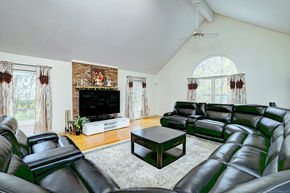 920 Green Circle Photo 20