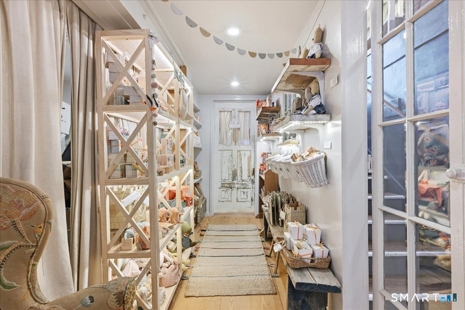 21 Main Street Photo 15