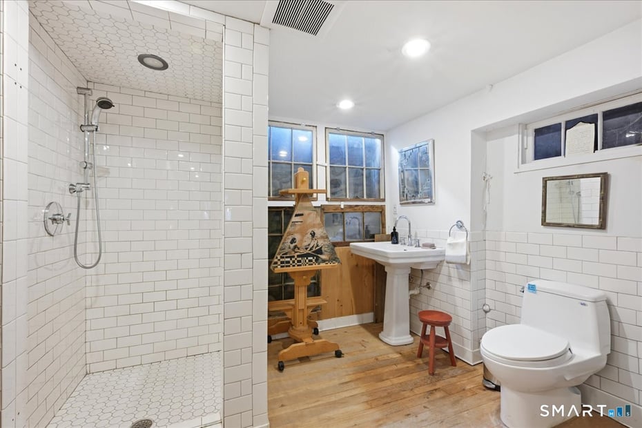 21 Main Street Photo 16