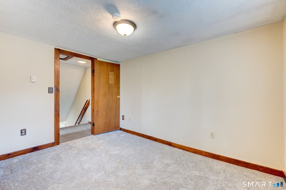 8 Maple Avenue Photo 15