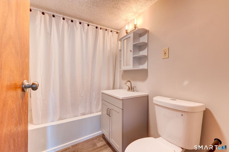 8 Maple Avenue Photo 17