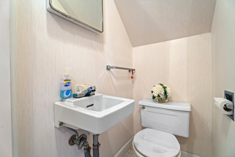 32 East Main Street Photo 12