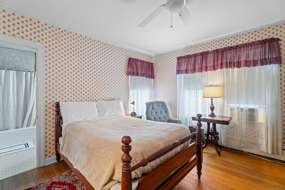 32 East Main Street Photo 24