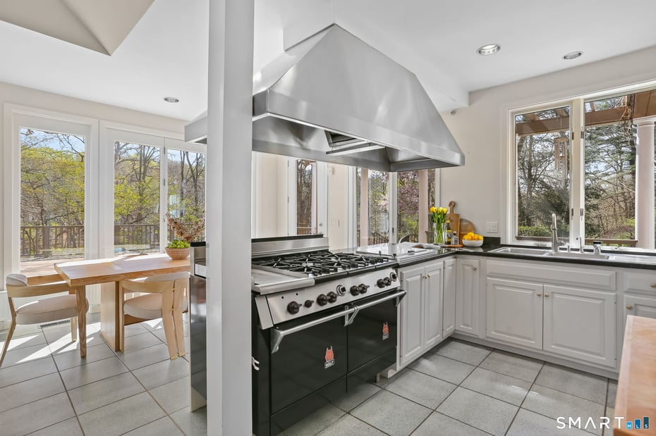 32 Buttonball Lane Photo 12