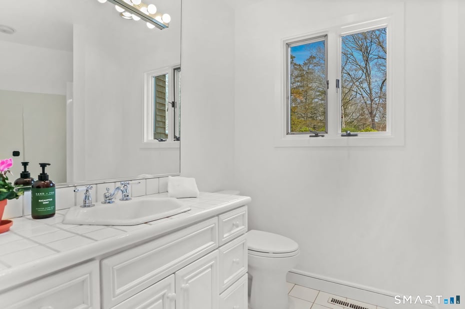 32 Buttonball Lane Photo 23