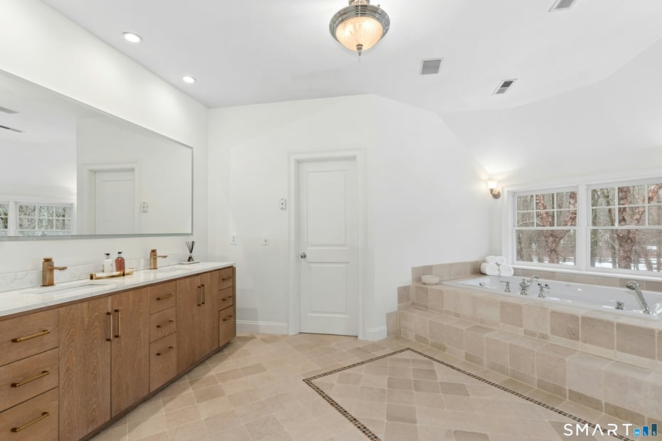 7 Homeward Lane Photo 17