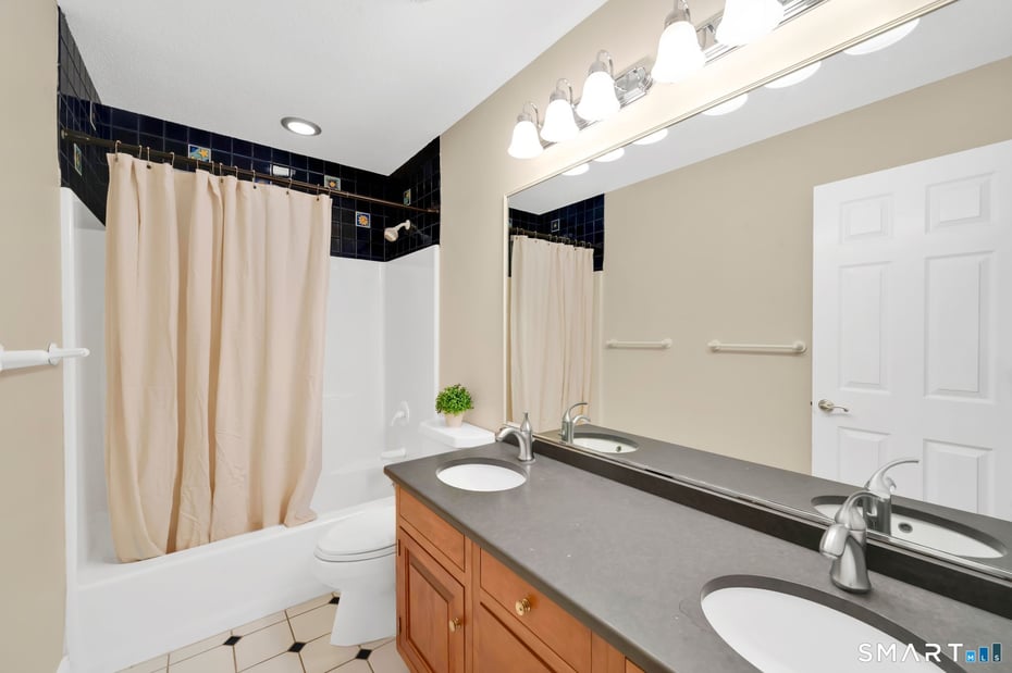 12 The Glade Photo 32