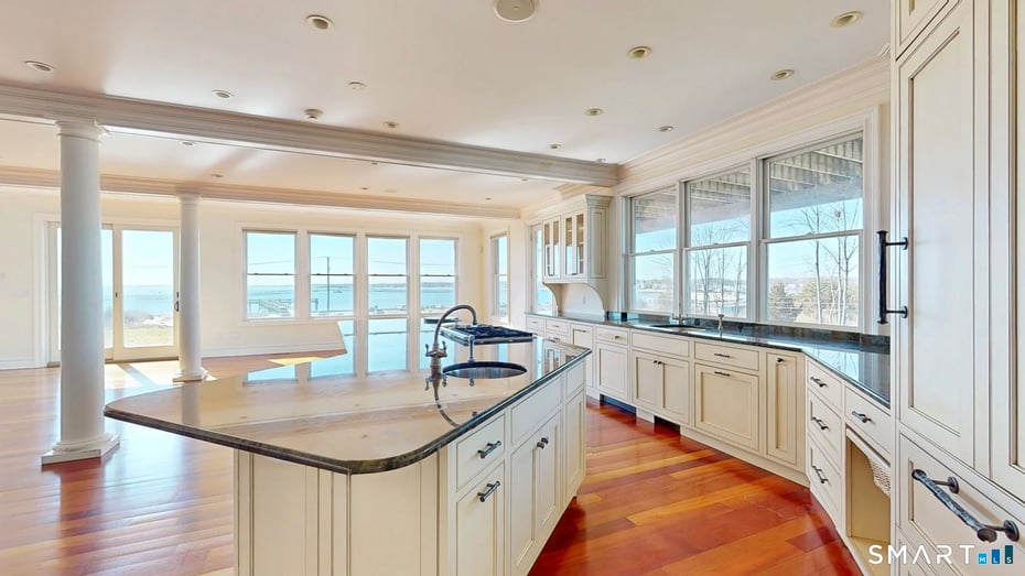 590 Gulf Street Photo 6