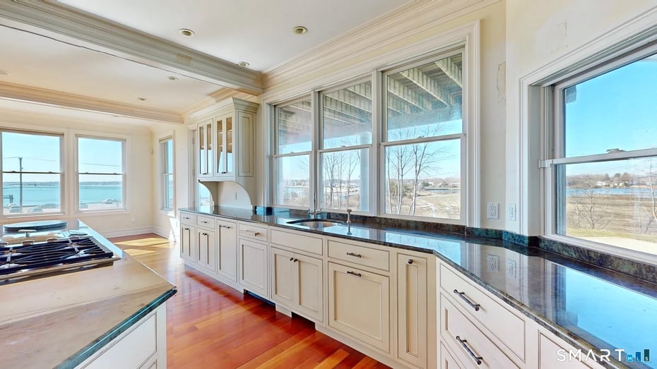 590 Gulf Street Photo 8