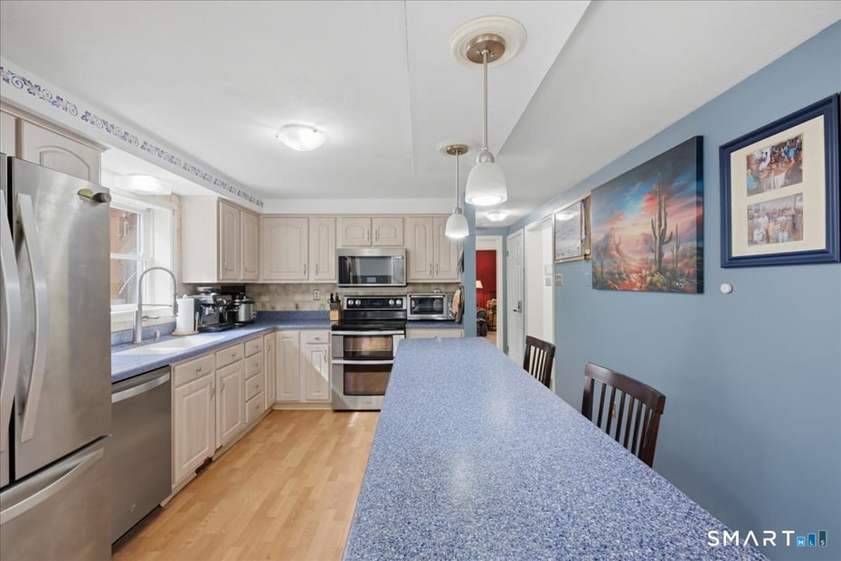 393 Forsyth Road Photo 4